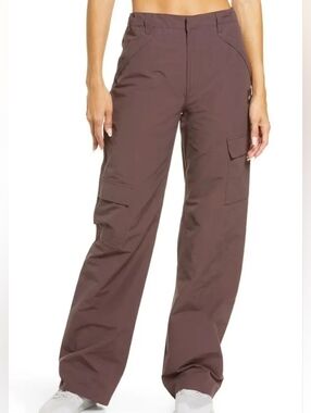 Alo Yoga The Edge Cargo Pants in Raisin sz XS SMALL